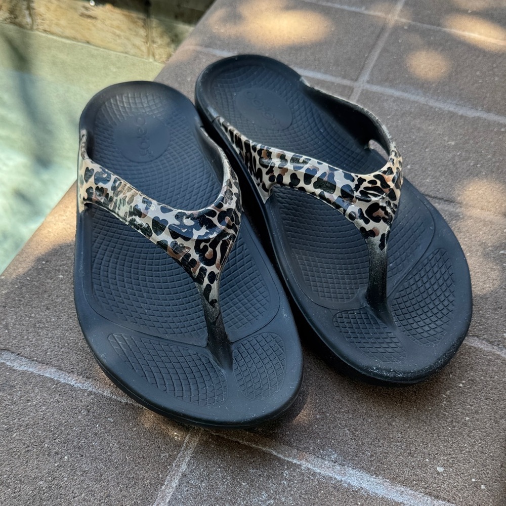 OOFOS “OO-La-La” leopard size 9